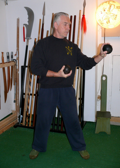 Peter yates demonstrating the Alternating Hands exercise for grip building